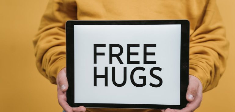 skilt med gratis klemmer